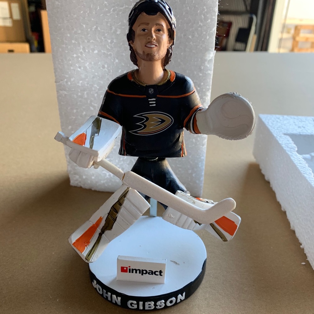 Hockey figurine